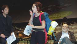 Chica disidente entre Burdese y Petrini